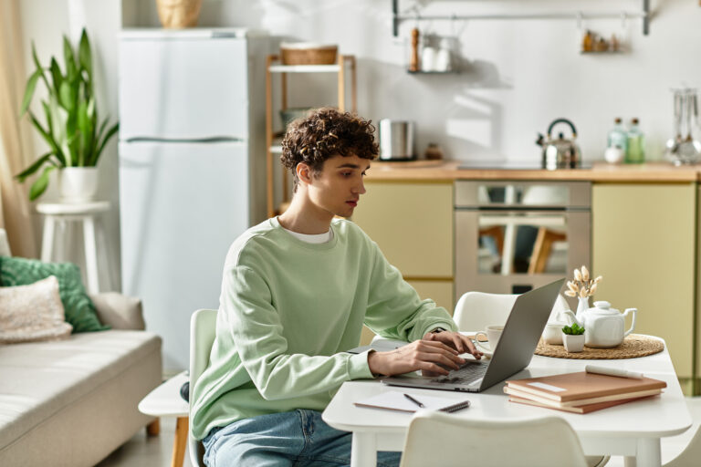 Read more about the article Bekuckózós ősz és a távmunka: így legyél produktív és motivált pályakezdőként, home office módban